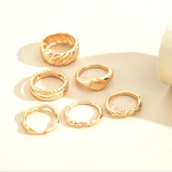📂 Gold Heart Chunky Ring Set - Picture 2 of 4